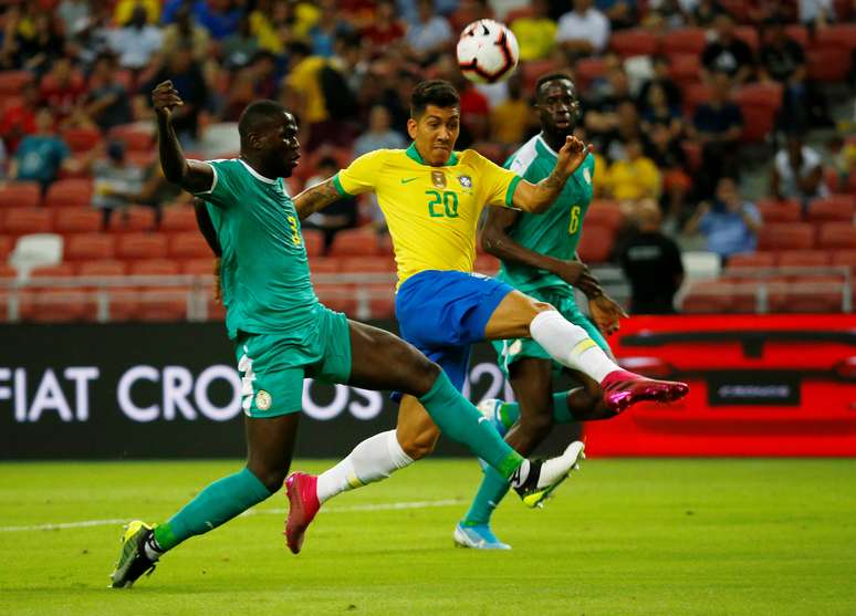 Lance entre Firmino (Brasil) e Kalidou Koulibaly e Salif Sane, do Senegal