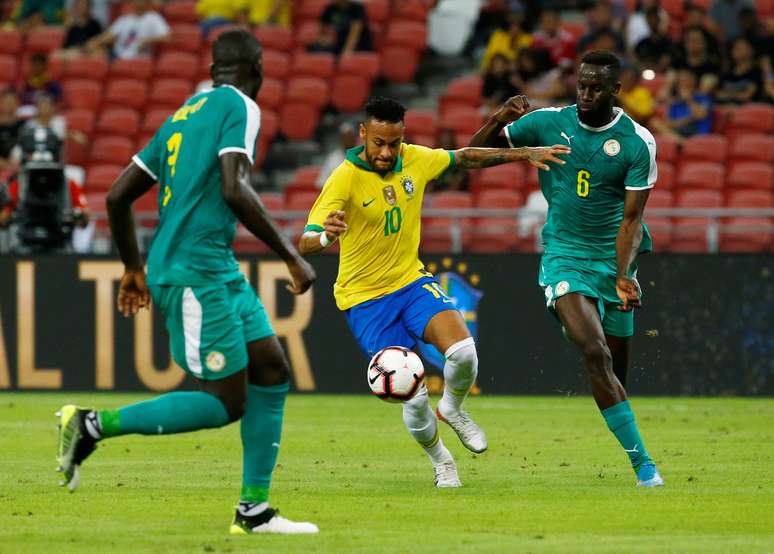 Neymar tenta o drible durante amistoso da Seleção contra Senegal