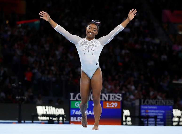 Simone Biles conquista título na ginástica.