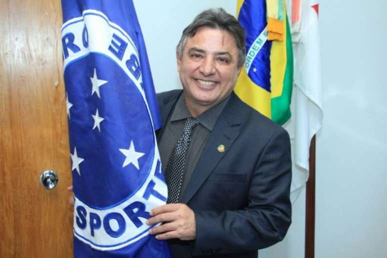 Perrela, que já foi presidente do Cruzeiro e vice de futebol na gestão do seu irmão, Alvimar, volta ao cargo para tentar tirar o Cruzeiro da queda no Brasileiro- (Foto: Divulgação)
