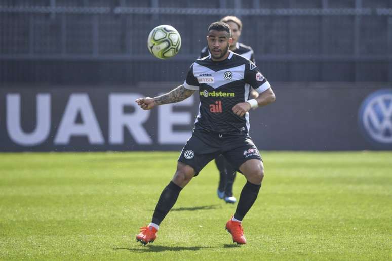 Carlinhos quer seguir fazendo bons jogos no Lugano (Foto: Divulgação / Lugano)