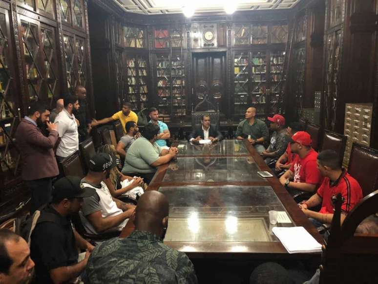 Representantes de torcidas organizadas do Rio de Janeiro se reuniram com oBruno Dauaire (PSC) (Foto: Divulgação)