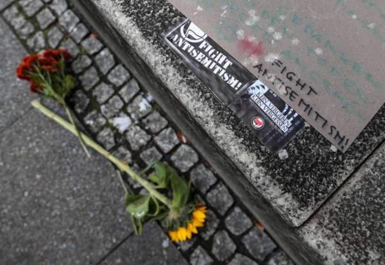 Mensagens em frente a uma sinagoga de Berlim pedem luta contra o antissemitismo