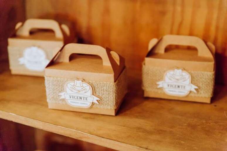 18. Lembrancinhas de anivers&aacute;rio de 1 ano com caixa personalizada &ndash; Por: Eduardo Pasqualini