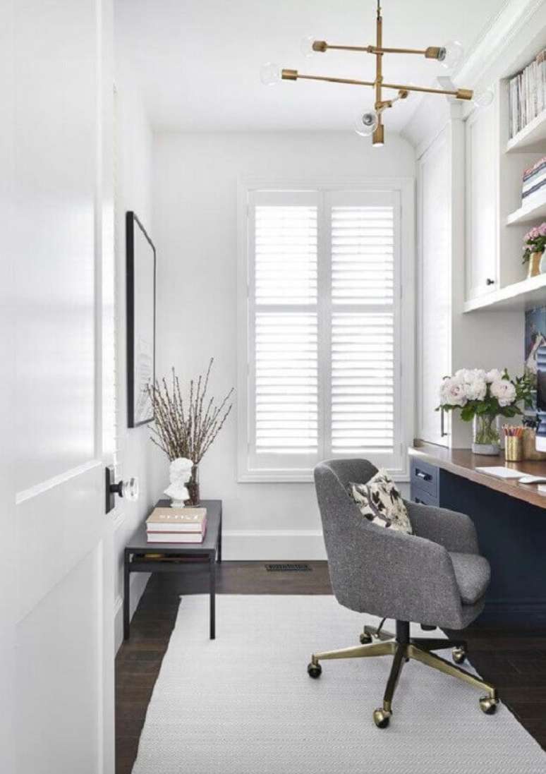 15. Decoração para home office pequeno com cadeira decorativa giratória cinza – Foto: Lumin Lamp House