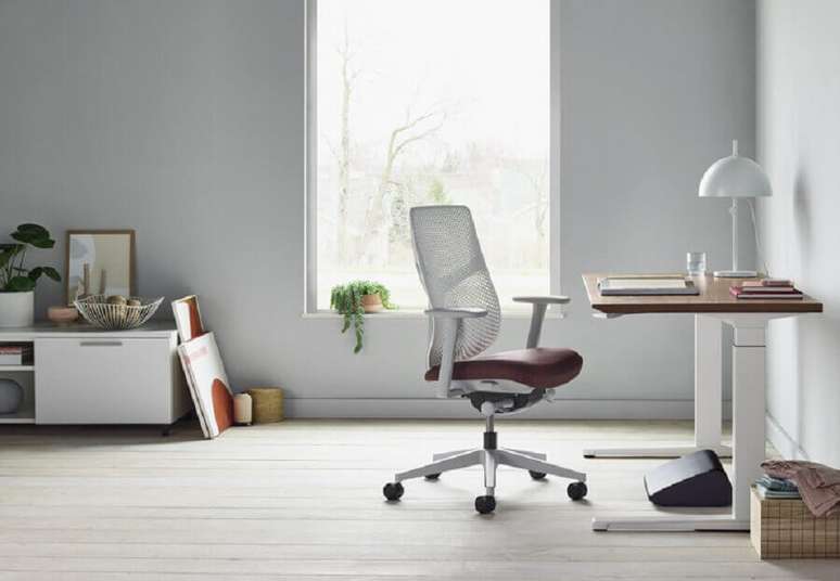 20. Decoração simples para ambiente de trabalho com cadeira giratória branca – Foto: Pinosy