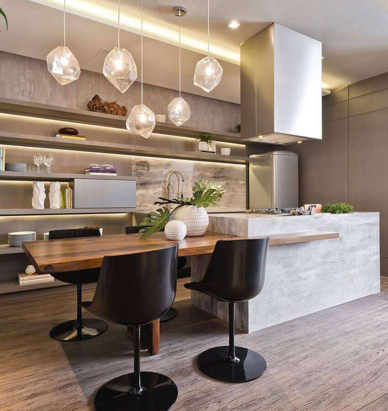 8. Cozinha moderna com ilha e bancada de madeira acoplada decorada com cadeira giratória para cozinha – Foto: Pinterest