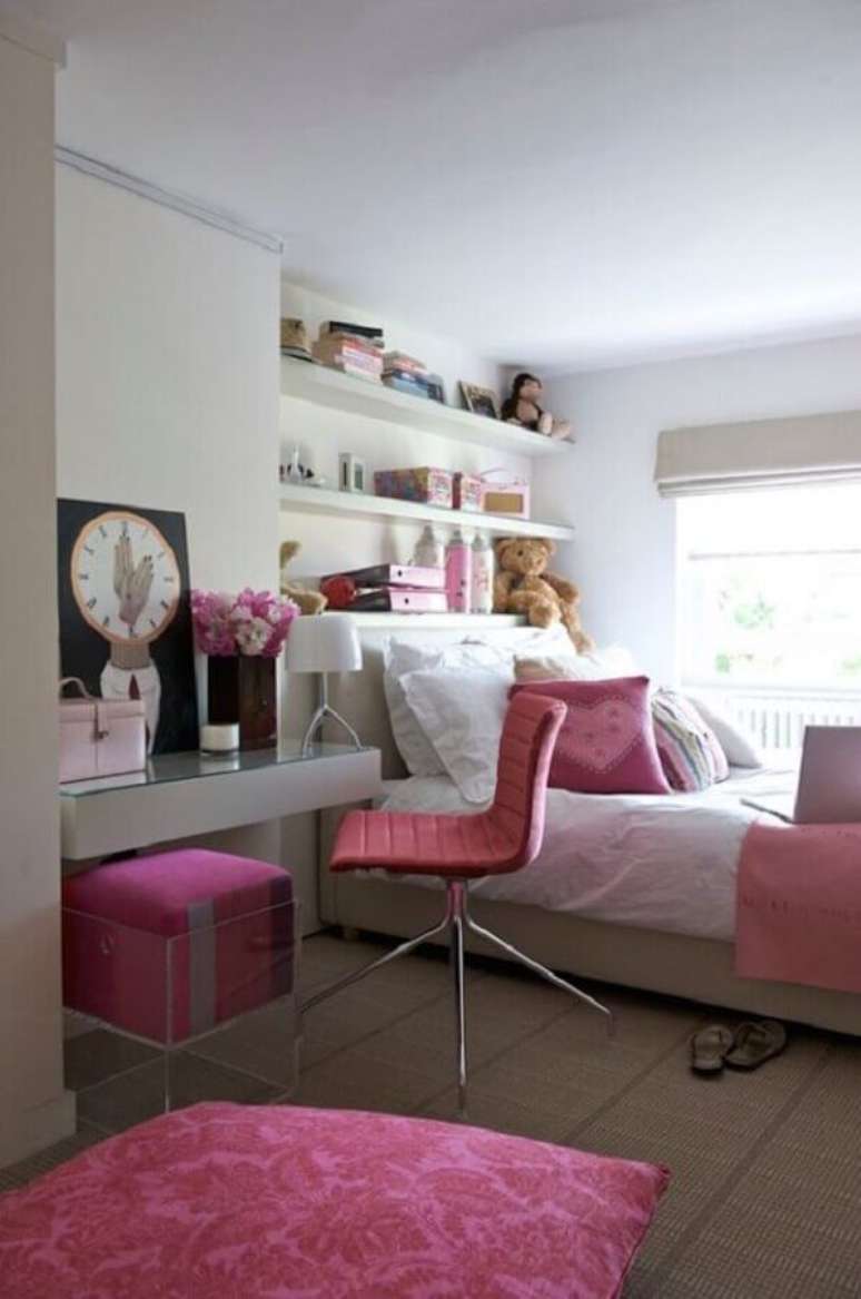 22. Decoração para quarto feminino com cadeira giratória rosa – Foto: Interior God