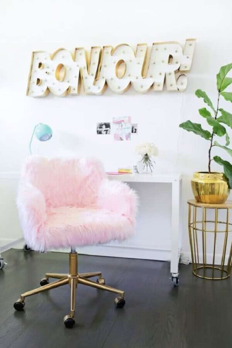 24. Lindo modelo de cadeira giratória rosa com acabamento de pelinhos e base dourada – Foto: Homedit