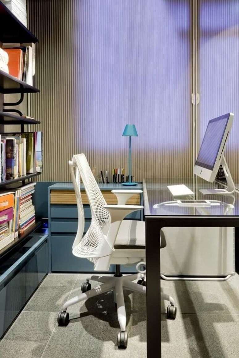 25. Decoração para escritório com mesa de vidro e cadeira giratória branca – Foto: Archilovers