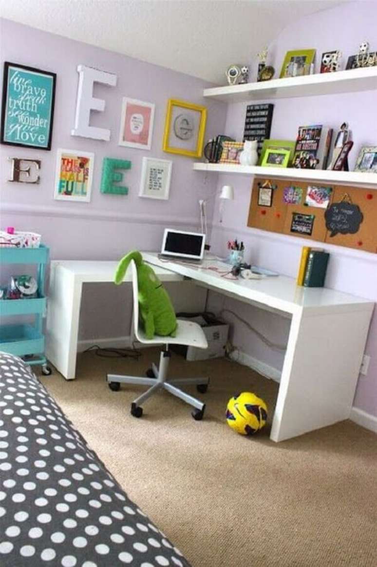 27. Quarto decorado com mesa de estudo branca e cadeira giratória simples – Foto: HomiShome