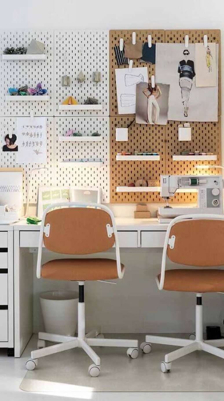29. Ambiente de trabalho decorado com cadeira giratória simples – Foto: Ideias Decor