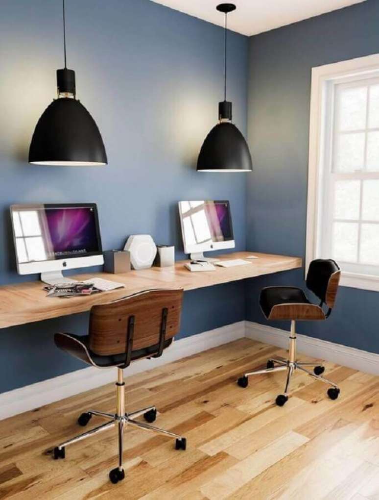31. Decoração simples para home office com bancada de madeira e cadeiras giratórias – Foto: Target