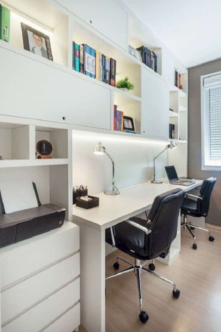 32. Decoração para escritório planejado todo branco com cadeiras giratórias com braço – Foto: Lovelyving