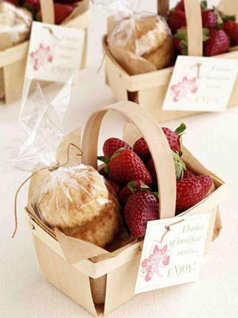 21. Na duvida, entregue uma cesta com frutas e pães como lembrancinhas de aniversário adulto – Por: ICasei