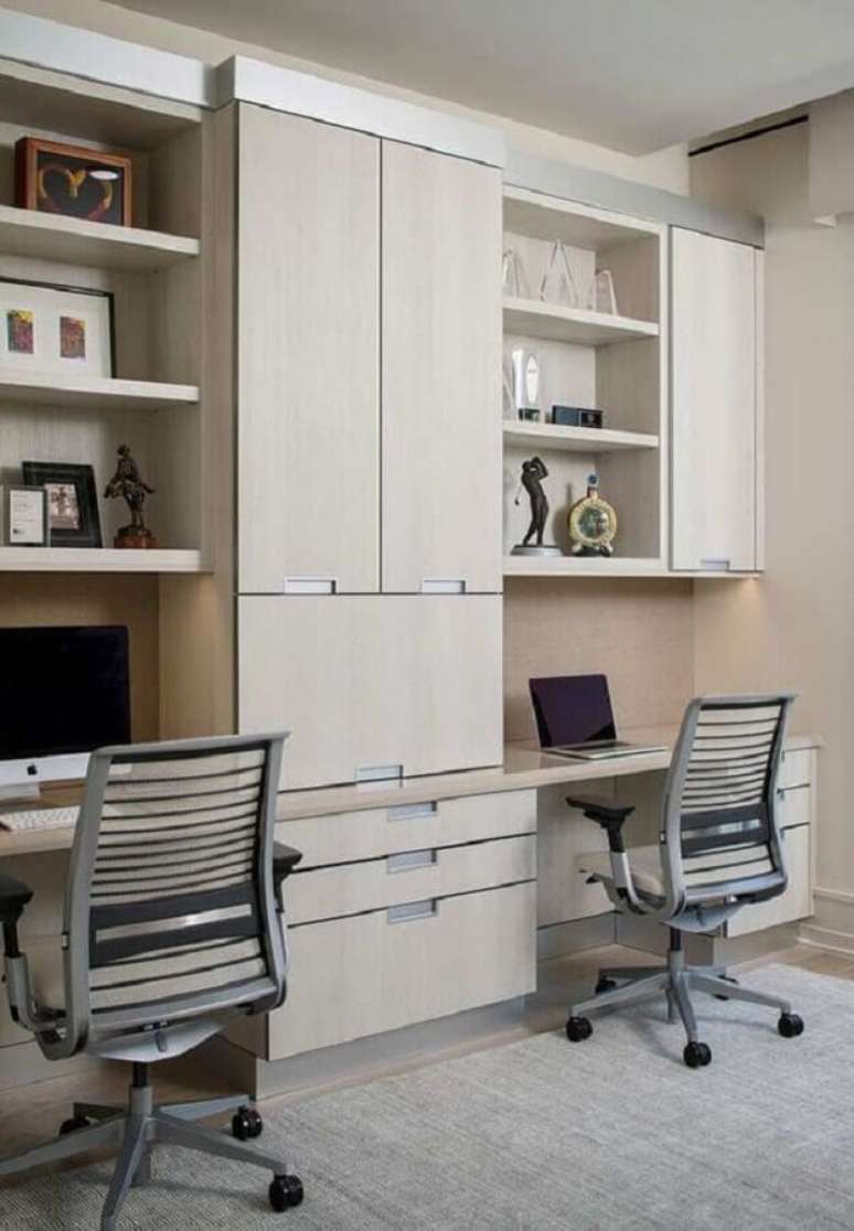 33. Cores neutras para decoração de escritório com móveis planejados e cadeira giratória secretária – Foto: Home Decor & Design