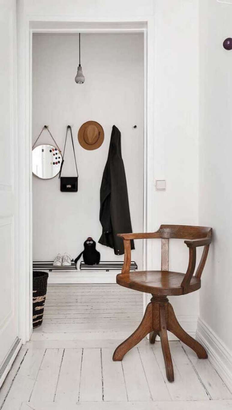 35. Decora&ccedil;&atilde;o clean com cadeira decorativa girat&oacute;ria de madeira &ndash; Foto: Ideas Decor