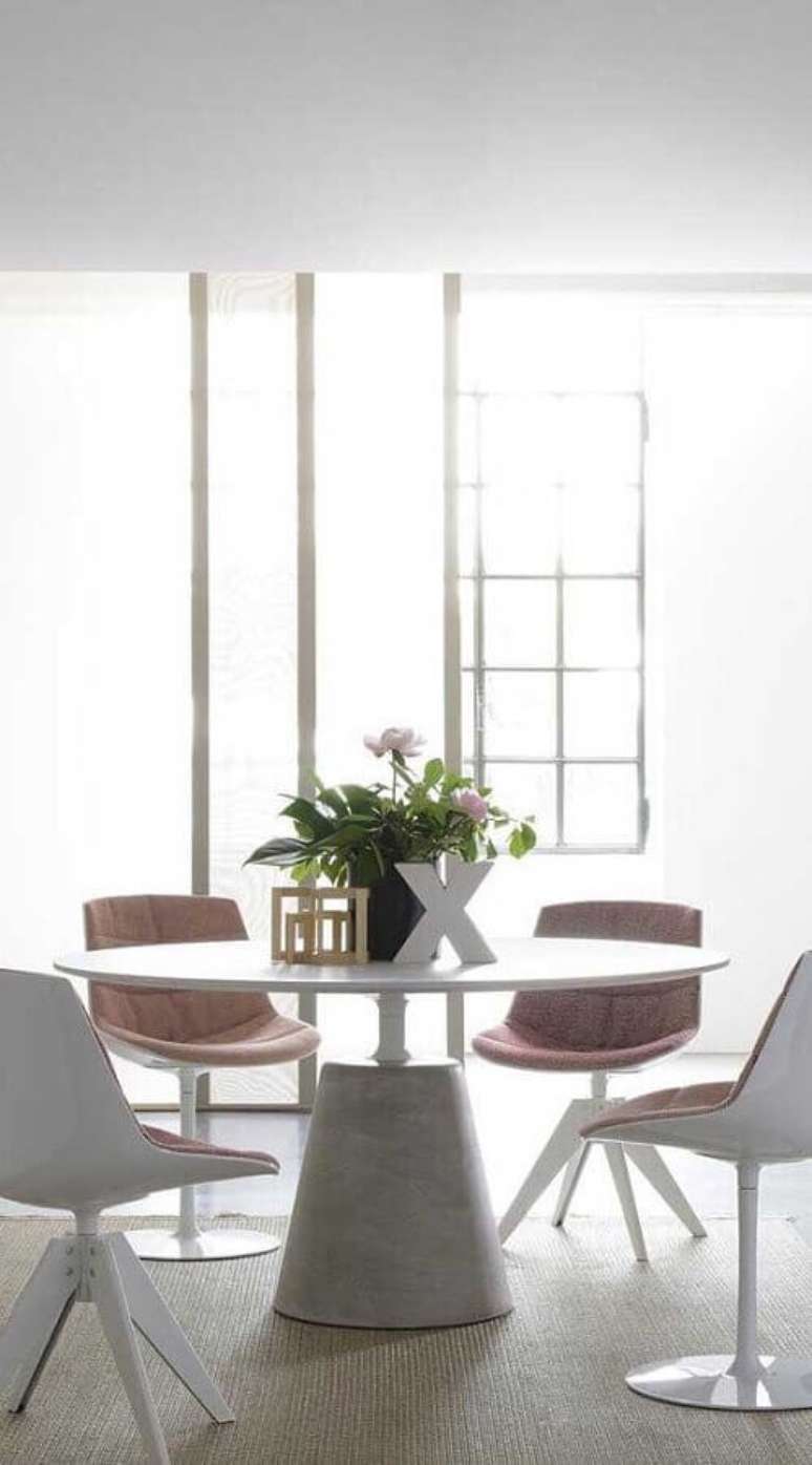 36. Decoração clean para sala de jantar com mesa redonda e cadeira de jantar giratória – Foto: Ideias Decor