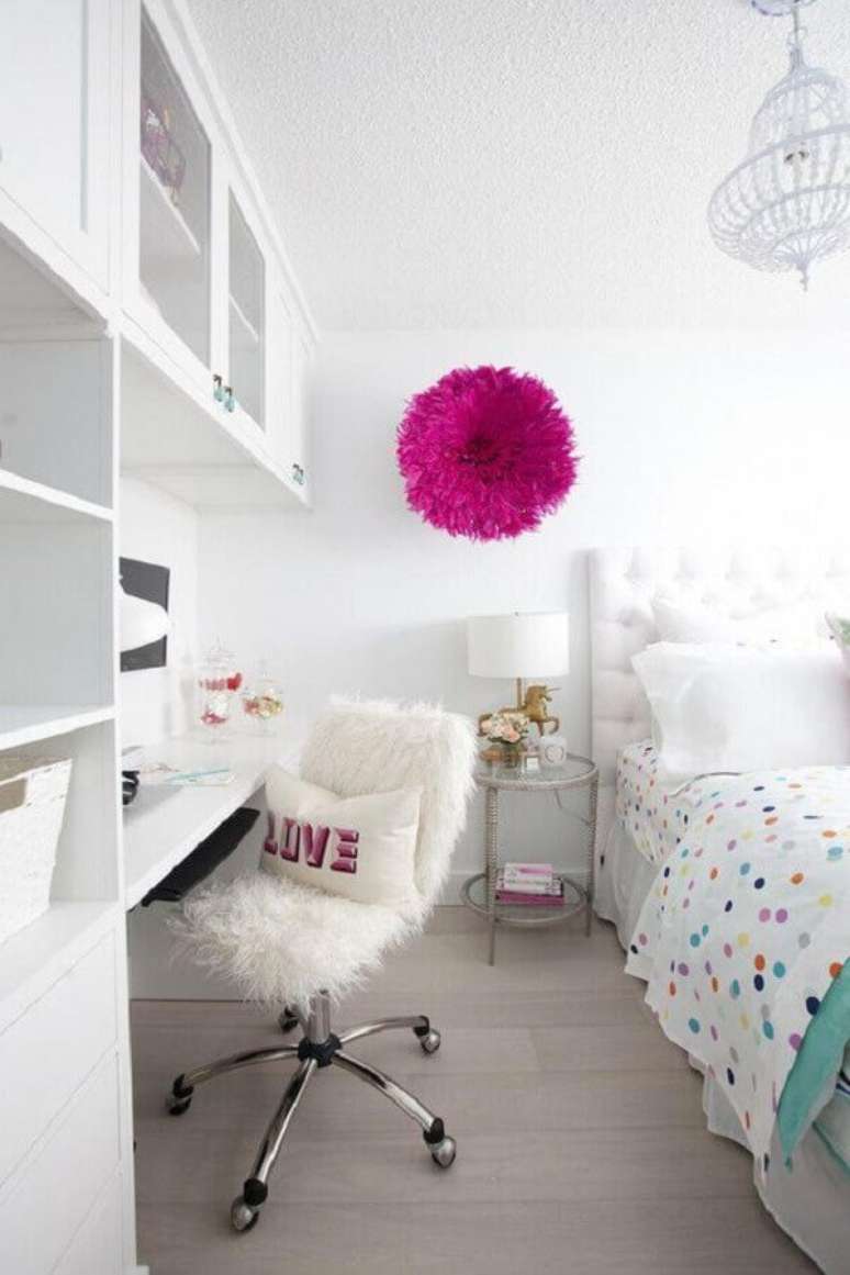 7. Decora&ccedil;&atilde;o para quarto feminino todo branco com cadeira decorativa girat&oacute;ria &ndash; Foto: Pottery Barn Kids