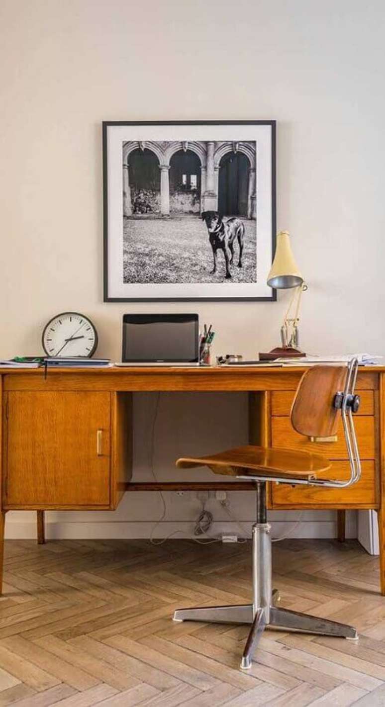 39. Decora&ccedil;&atilde;o simples para escrivaninha com cadeira girat&oacute;ria sem bra&ccedil;o de madeira &ndash; Foto: Wood Save