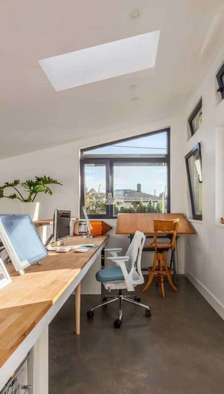 44. Escrit&oacute;rio decorado com bancada de madeira e modelos diferentes de cadeiras girat&oacute;rias &ndash; Foto: Pinterest