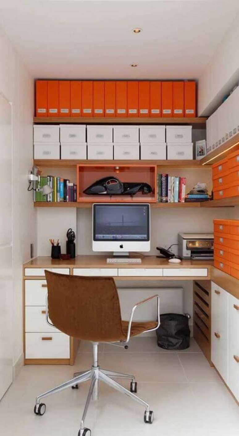 47. Escritório com prateleiras de madeira decorado com móveis planejados e cadeira giratória com braço – Foto: Pinterest