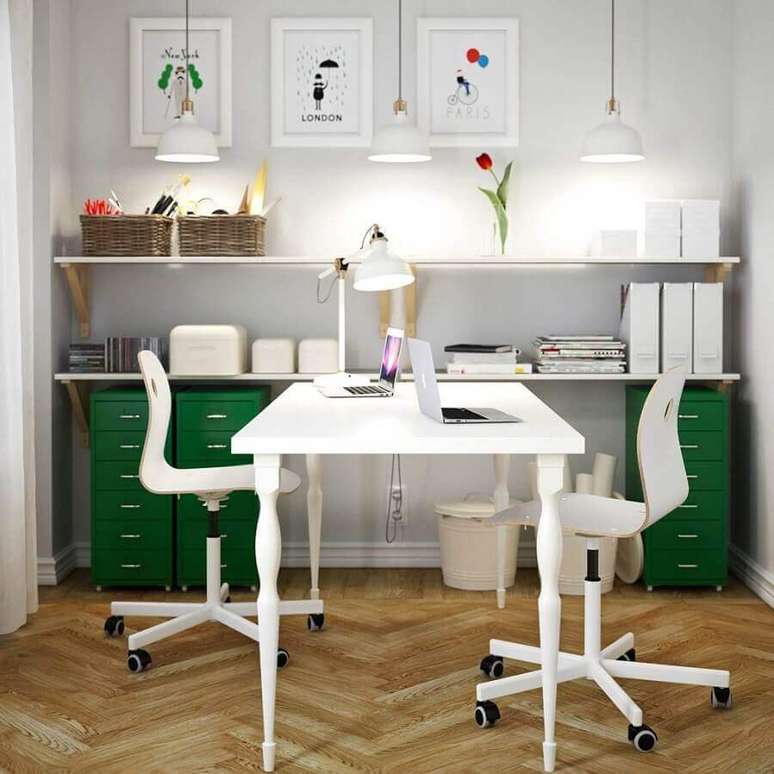 48. Escritório simples decorado com cadeiras giratórias brancas simples – Foto: Furniture Design