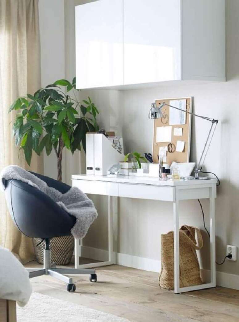 50. Escrivaninha branca simples com cadeira decorativa giratória – Foto: Home Design Ideas