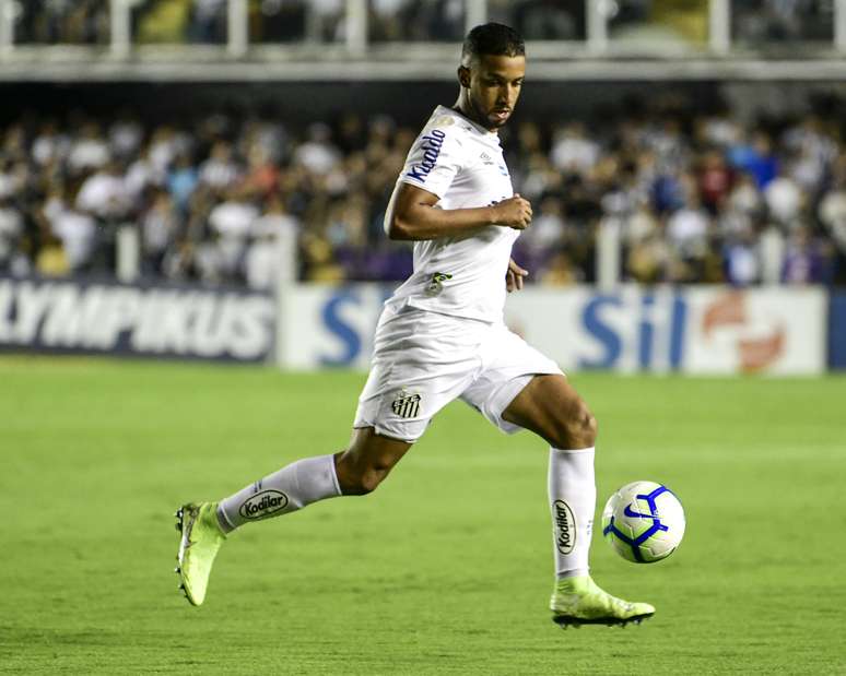 Jorge, lateral-esquerdo do Santos, durante jogo contra o Palmeiras