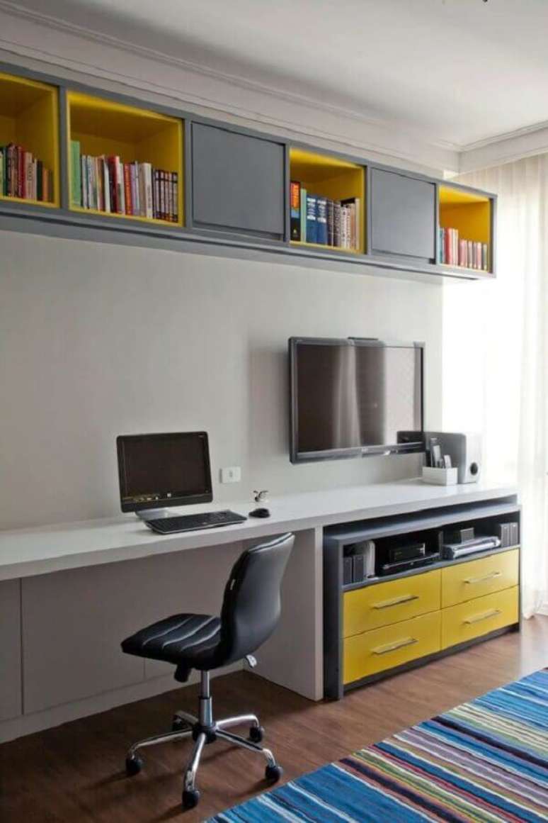 52. Home office decorado com cadeira giratória sem braço – Foto: Pinosy