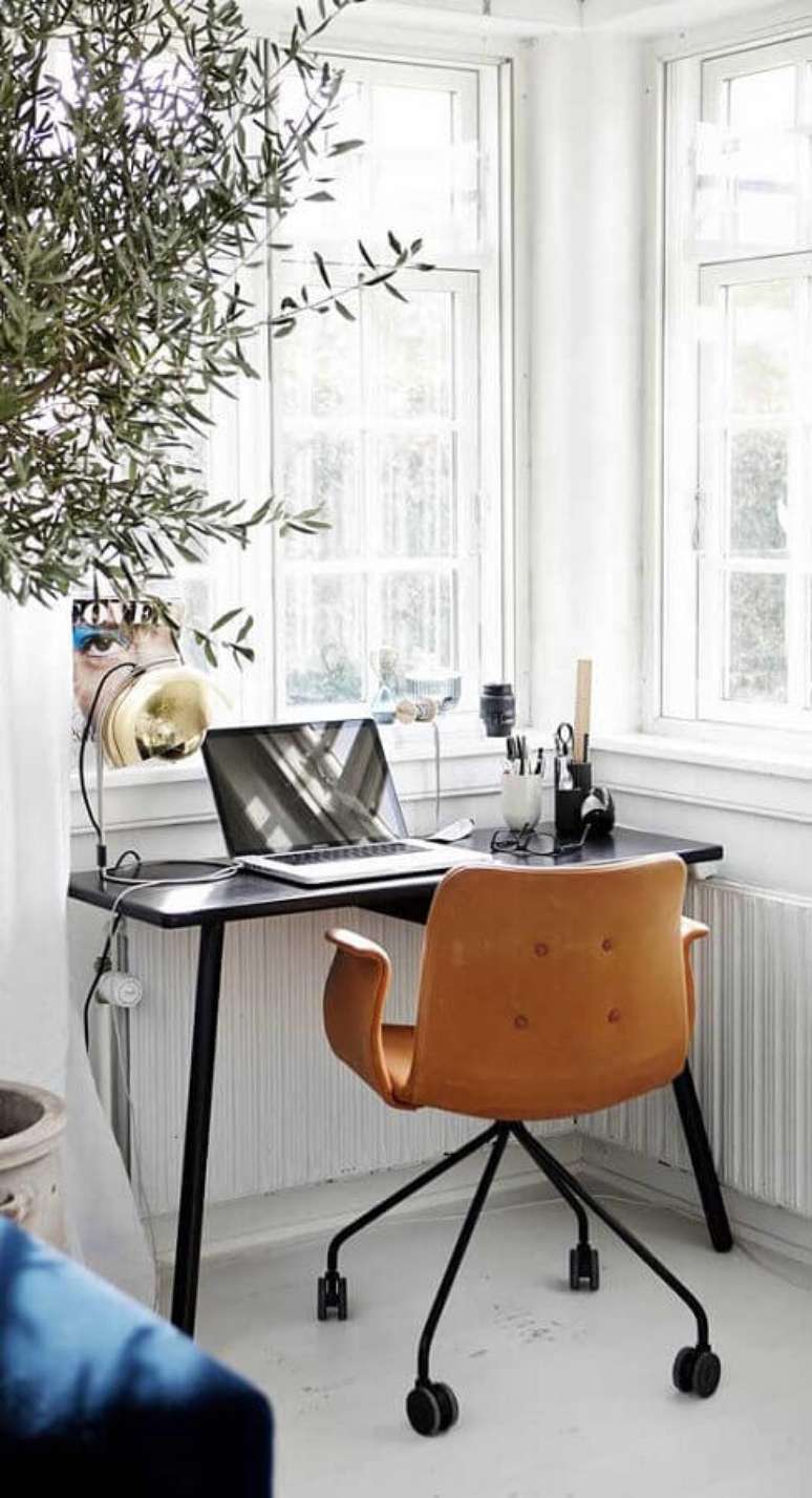 53. Modelo de cadeira decorativa giratória para decoração de home office pequeno e simples – Foto: Wood Save