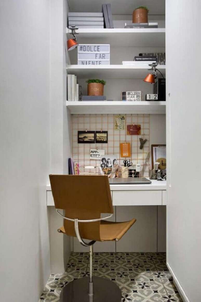 54. Home office pequeno e simples decorado com cadeira giratória com braço – Foto: Casa de Valentina