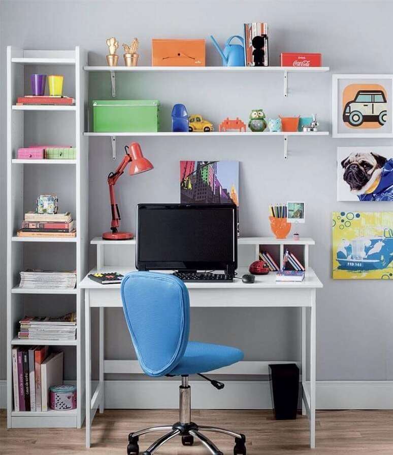 55. Home office simples decorado com cadeira giratória simples azul – Foto: Pinterest