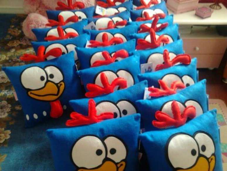 12. Almofada da galinha pintadinha para ser entregue como lembrancinha de anivers&aacute;rio da galinha pintadinha &ndash; Por: Ajasy Apim
