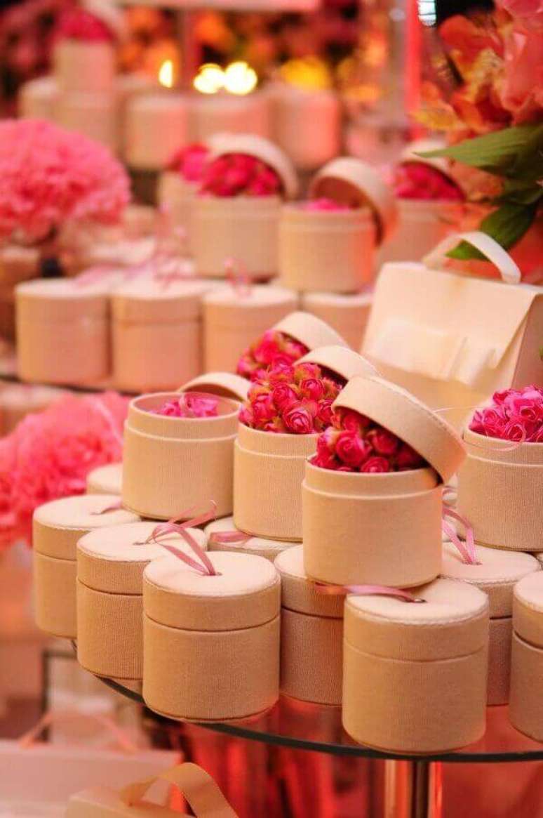 19. Lembrancinhas de anivers&aacute;rio de 15 anos com mini rosas &ndash; Por: Pinterest