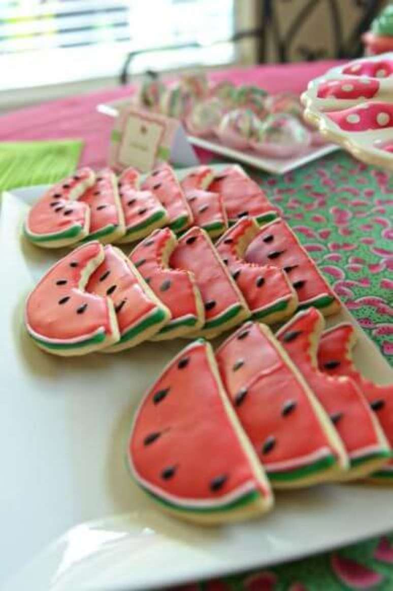 76. Lembrancinhas de anivers&aacute;rio infantil feita de doces &ndash; Via: Pinterest