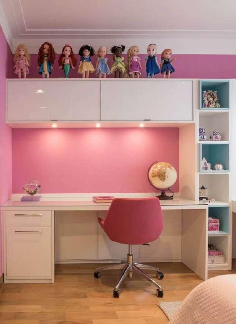58. Cadeira giratória rosa para decoração de escrivaninha em quarto de menina – Foto: Pinosy