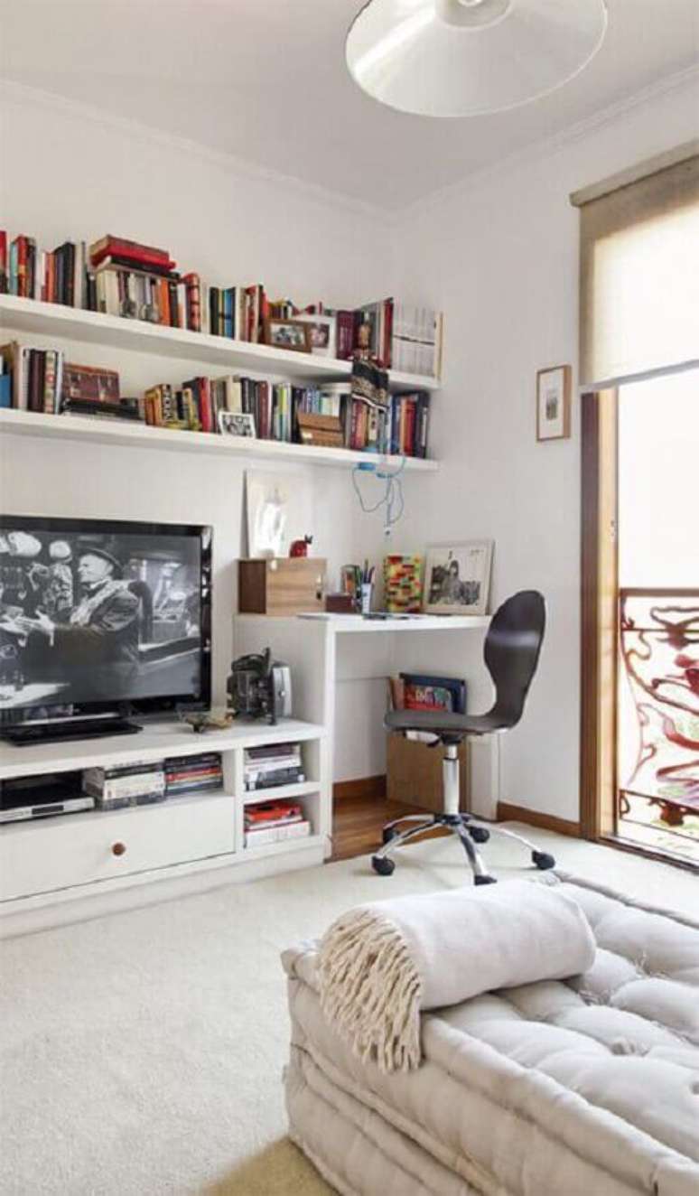 59. Sala decorada com escrivaninha branca e cadeira giratória simples sem braço – Foto: Assetproject