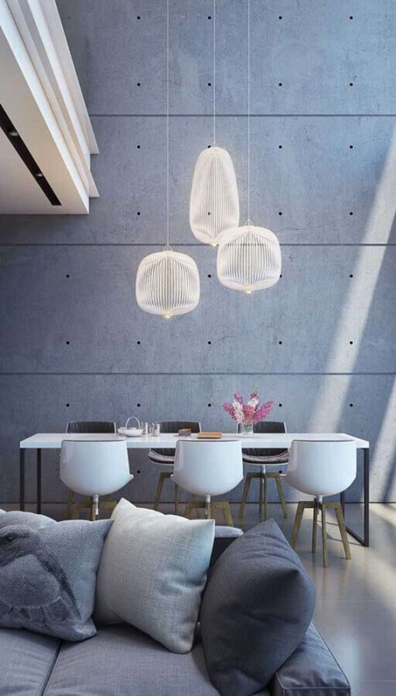 60. Sala de jantar moderna decorada com cadeira giratória branca – Foto: Pinterest