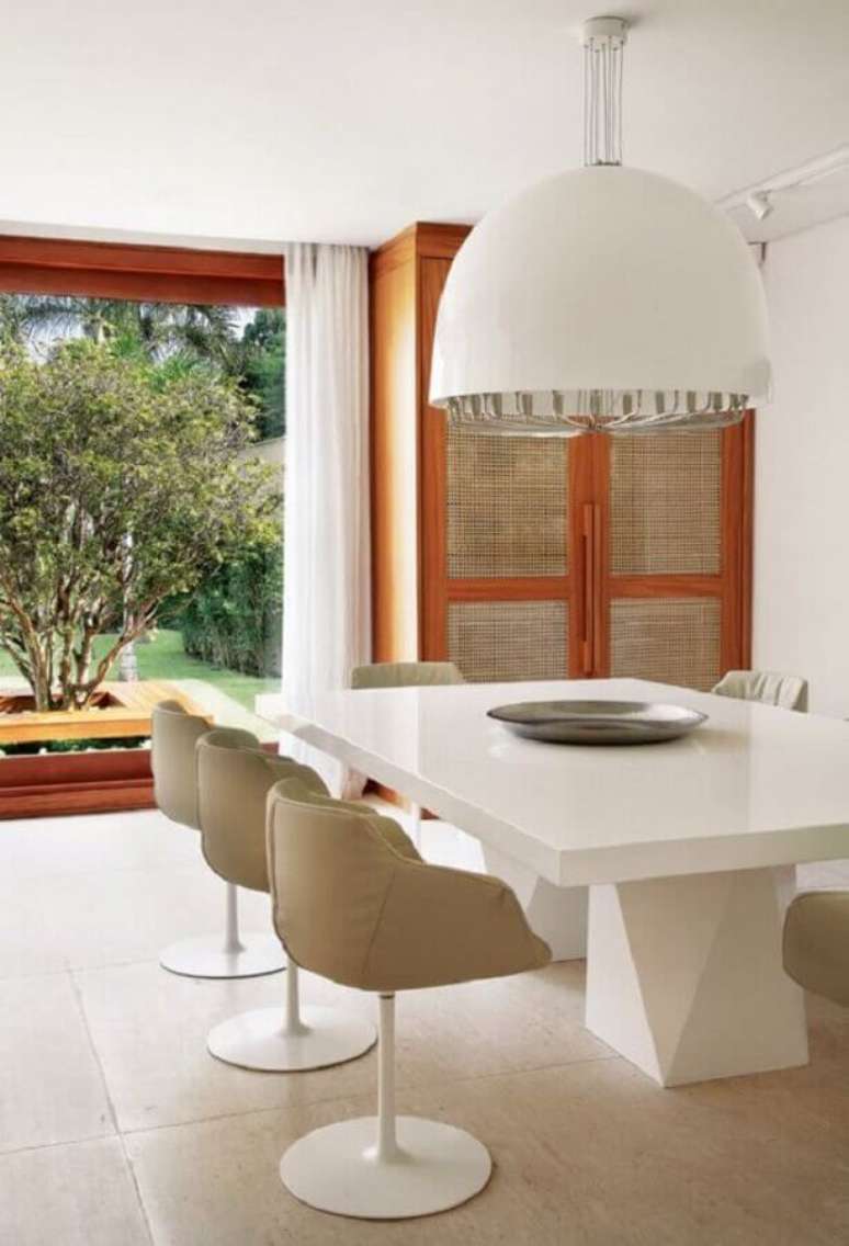61. Sala de jantar moderna e sofisticada decorada com cores neutras e cadeira de jantar giratória – Foto: Pinterest