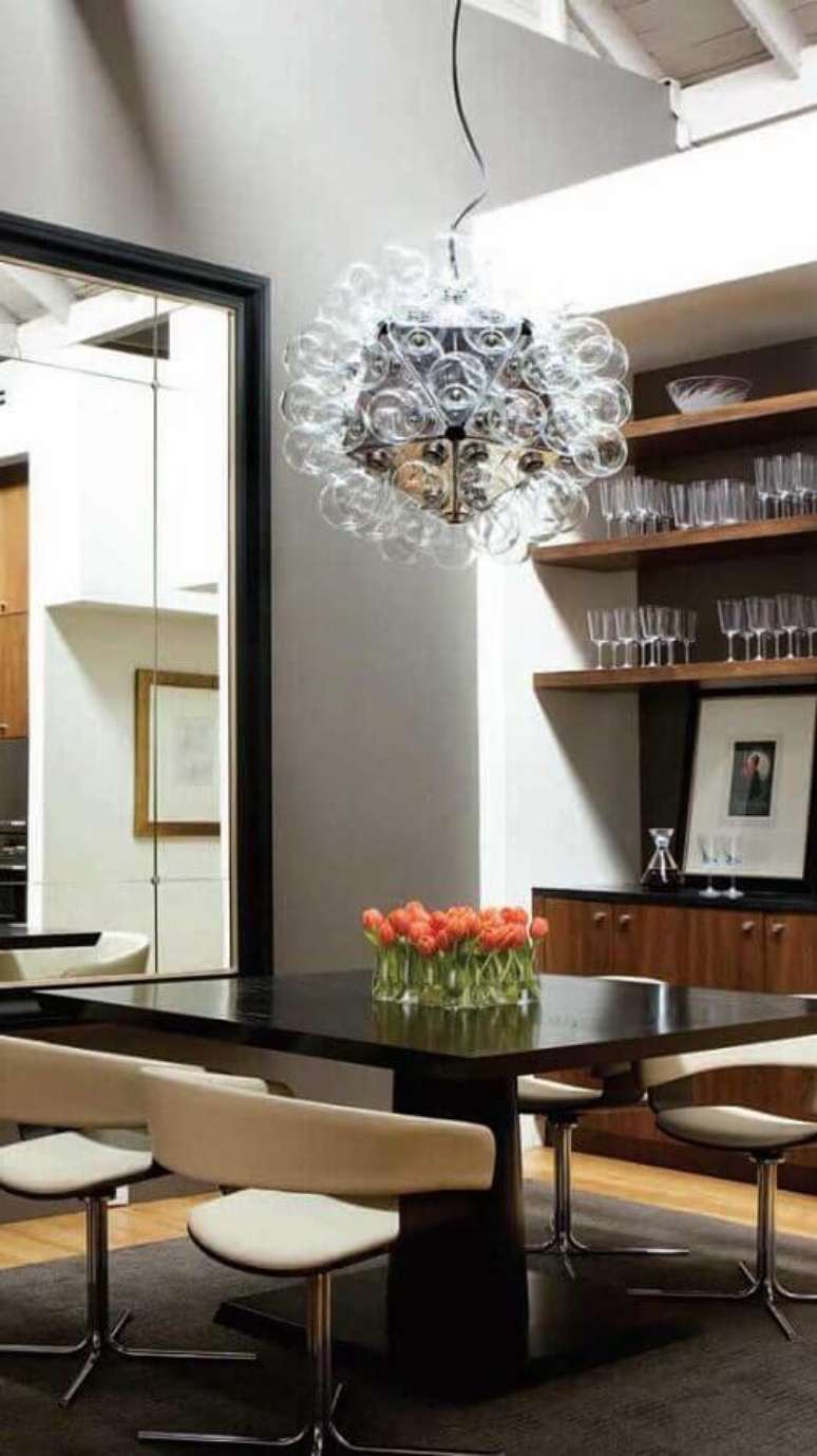 62. Decoração para sala de jantar sofisticada com cadeira de jantar giratória – Foto: Pinosy