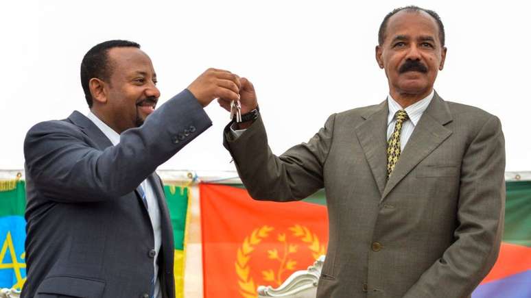 O primeiro-ministro etíope (esquerda) com o presidente da Eritreia, Isaias Afwerki