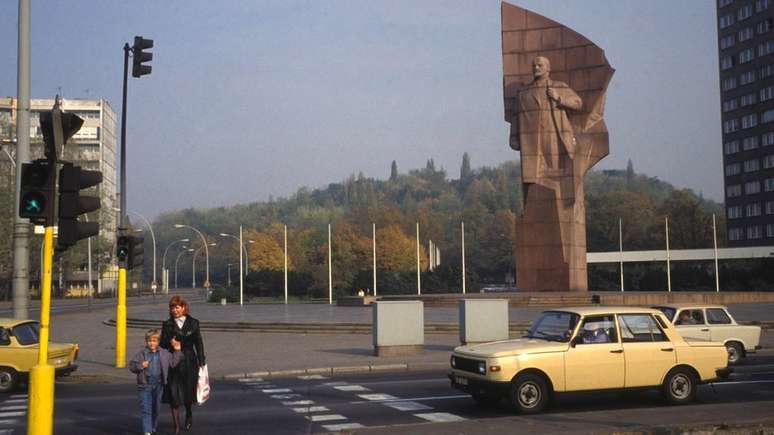 A vida na Alemanha Oriental: em outubro de 1989, a estátua de Lenin ainda estava na Praça Lenin, em Berlim Oriental