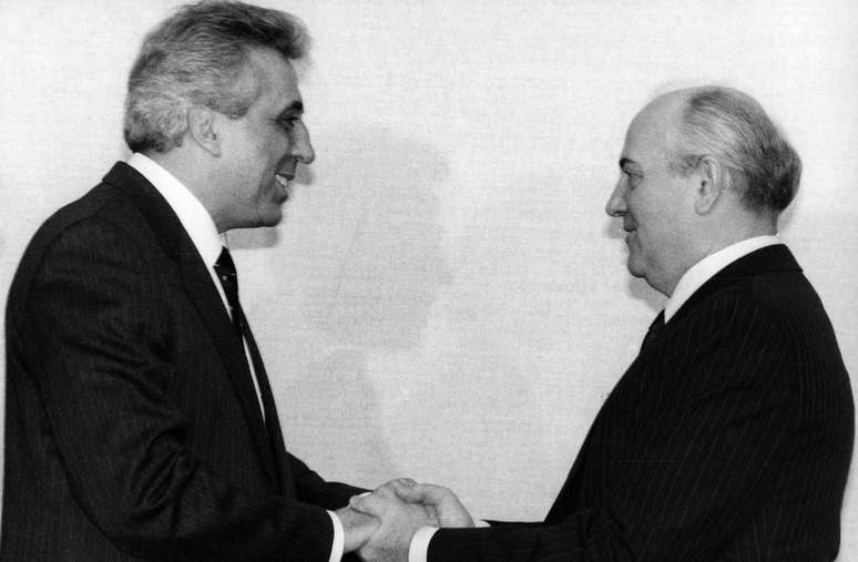 Avaliando em retrospecto sua primeira visita a Moscou como líder comunista, Egon Krenz acredita que foi traído; na foto, com Mikhail Gorbachev, em 1 de novembro de 1989