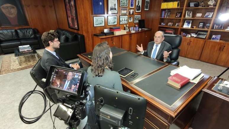 Mendes recebeu a equipe da BBC News Brasil em seu gabinete