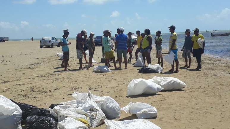 Prefeitura pagou diárias para que pessoas retirassem a pasta de óleo do Pontal do Peba, em Alagoas