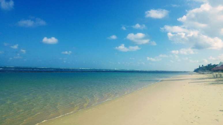 Na praia da Lagoa do Pau, em Coruripe, após publicação de fotos das manchas, praia ficou deserta nesta sexta-feira