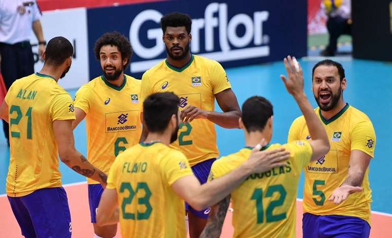 Seleção vence Tunísia e segue 100% da Copa do Mundo de vôlei