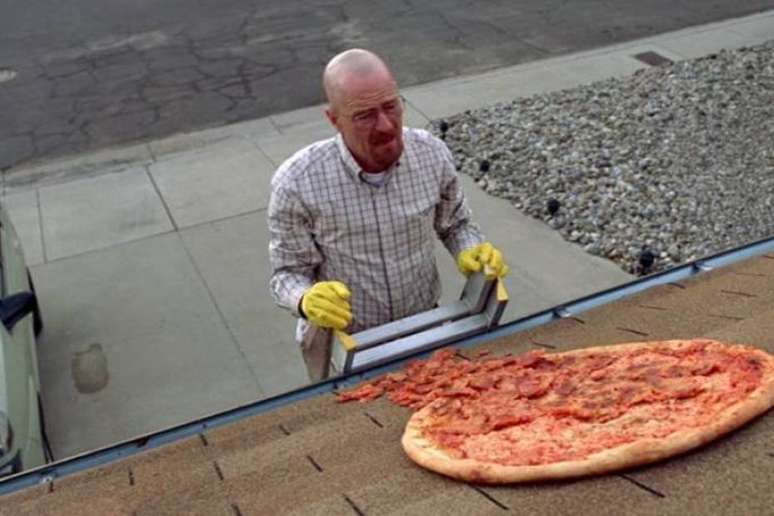 Walter White joga pizza no telhado da casa dele em episódio da série 'Breaking Bad'.