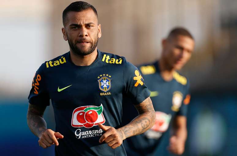 Daniel Alves durante treinamento